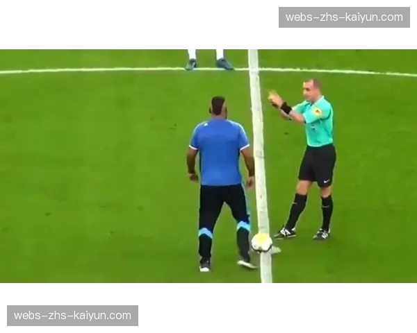 特写：在印度孟买的球迷公园，数百名观众通过大屏幕同步收看德甲关键战直播