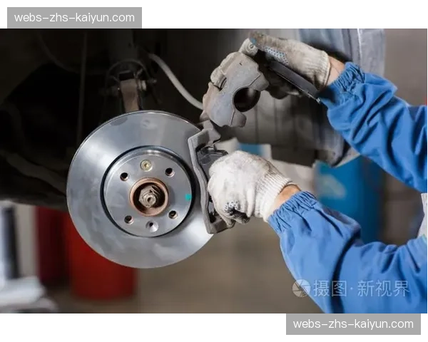 维修区里的争分夺秒：机械师在90秒内完成一次车轮更换