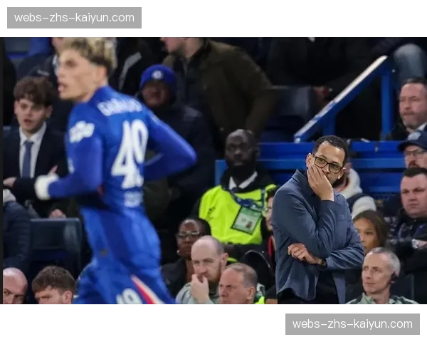 特写：斯坦福桥现场，球迷高唱“我们需要射门”表达不满